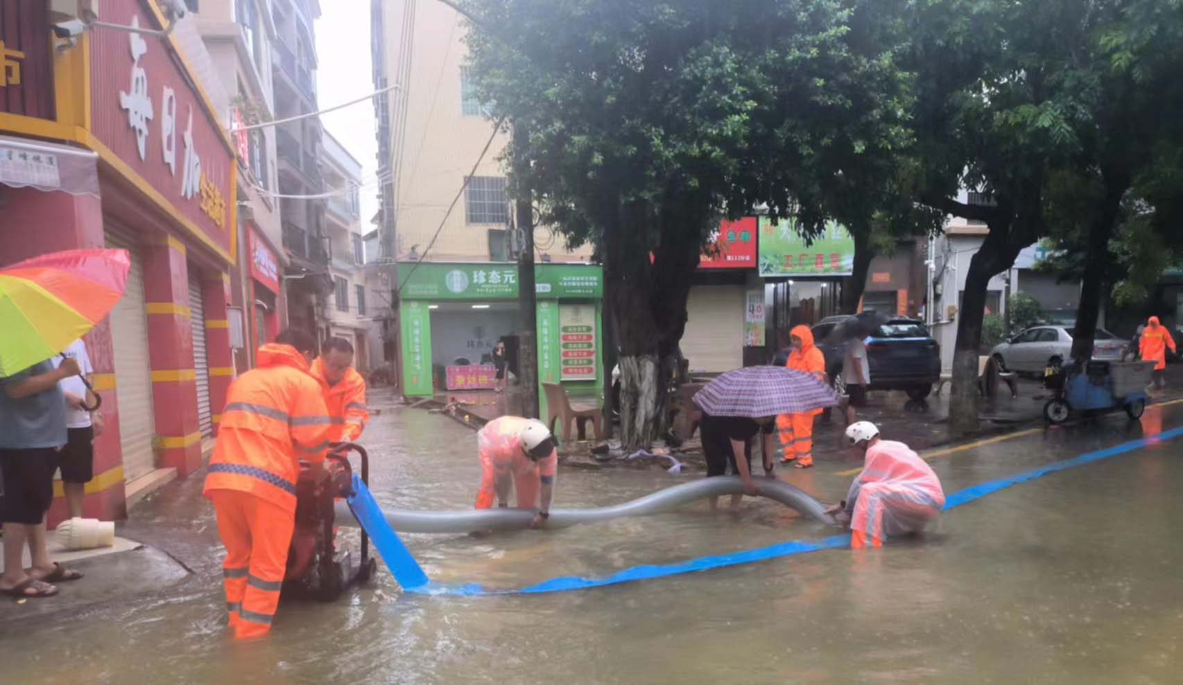 聞“汛”而動 | 風雨無阻，青青草原网址人堅守一線守護城市安全